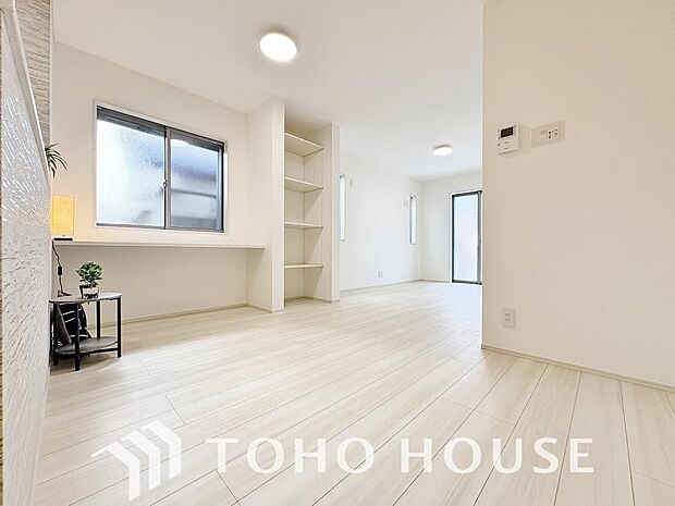 ご家族の集うリビングは明るいクロスとバルコニーから入る光で会話が弾む憩いの場。