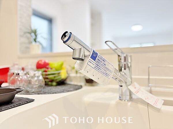 ワンタッチで浄水と原水と切り替えできる、見た目にもスマートな浄水器一体型の水栓。