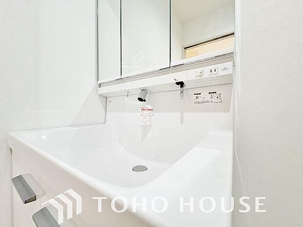 身だしなみのチェックがしやすい大きな鏡、下には収納がたっぷり。スッキリとした空間を演出いたします。