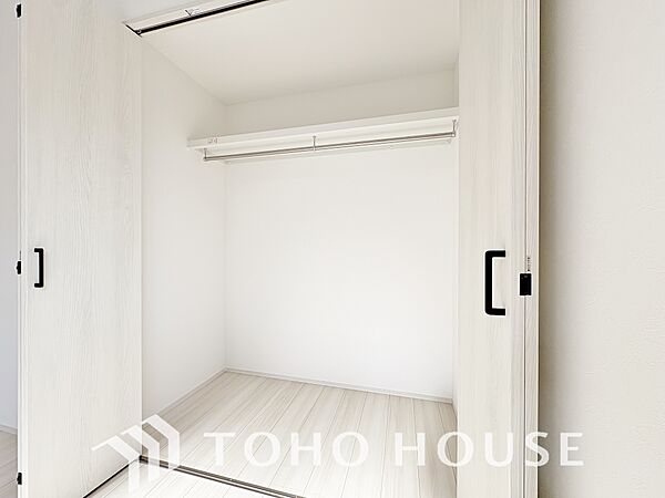 全居室にはクローゼットを完備し、自由度の高い家具の配置が叶うシンプルな空間が魅力です。