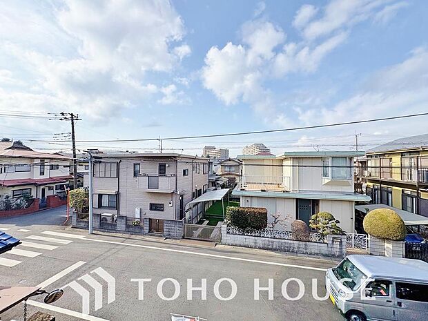 星空が地上に映りこむかのような夜景のきらめきまで、この街ならではの美しい風景の物語が室内に展開。