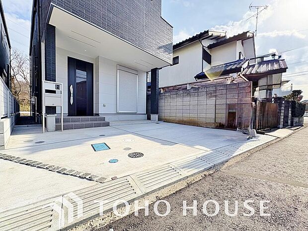 ゆったりとした駐車スペースを確保いたしましたので、大きめのお車でも駐車可能です。