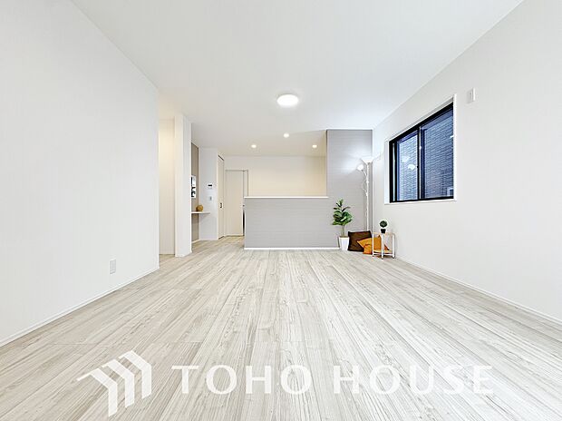 家族が自然と集まる明るいリビング。広々とした空間で豊かな時間をお過ごしください。