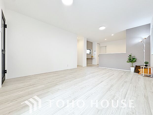 ご家族の集うリビングは明るいクロスとバルコニーから入る光で会話が弾む憩いの場。