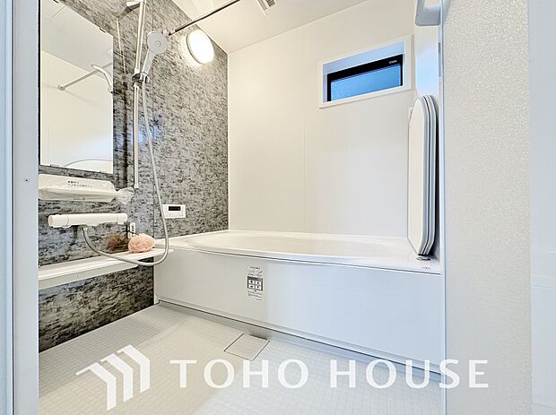 一日の疲れを癒すための心地よいバスタイムを演出する浴室はゆとりあるサイズを採用。