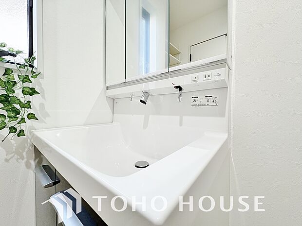 身だしなみのチェックがしやすい大きな鏡、下には収納がたっぷり。スッキリとした空間を演出いたします。