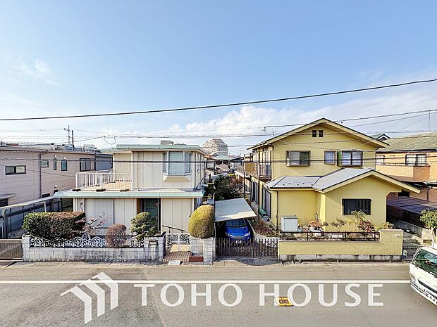 星空が地上に映りこむかのような夜景のきらめきまで、この街ならではの美しい風景の物語が室内に展開。