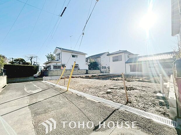 周辺環境とのコラボレーションにより明るく開放的な空間を演出しております。