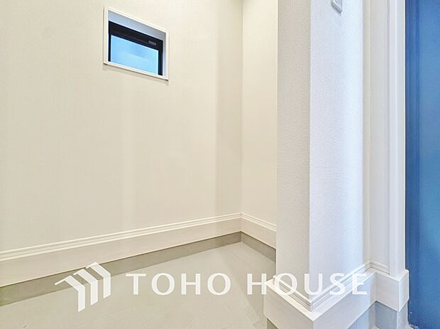 土足のまま入れるので、ゴルフバックなどがそのまま収納可能。散らかりがちな玄関をすっきりと保てます。