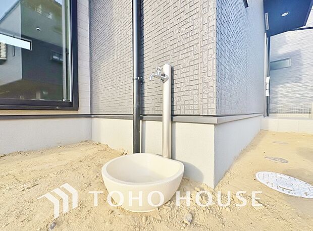 洗車の手入れや外回りのお掃除の際など、あると便利な外に立水栓がございます。