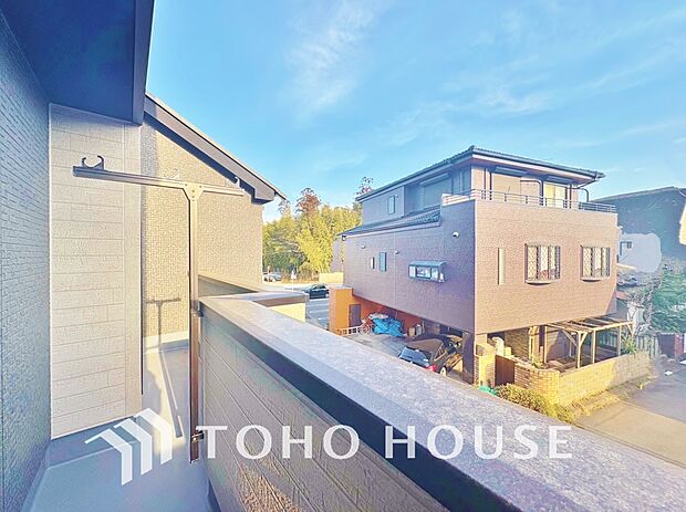 頬をなでる優しい風を感じることが出来るバルコニー。つい深呼吸をしたくなる気持ちの良い眺望です。