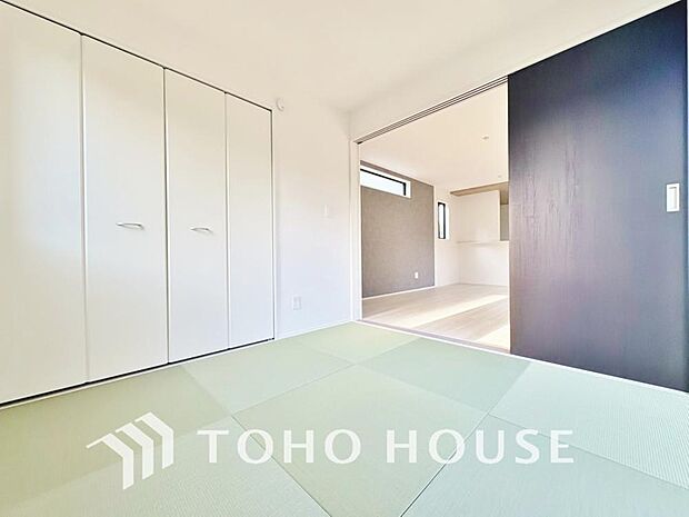 寛ぎの和空間は客間としての使い方は勿論、赤ちゃんや小さなお子様を遊ばせるスペースとしても重宝する和室。