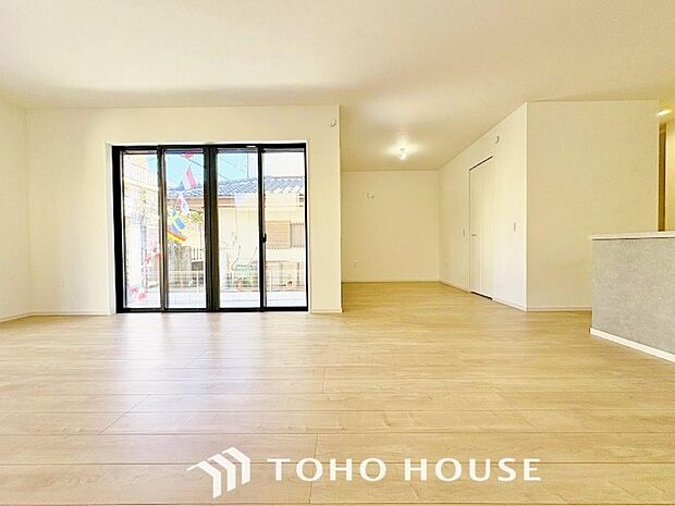 忙しい朝でも、しっかり家族が揃って食事をして頂けるゆとりある大きさのダイニングスペース。