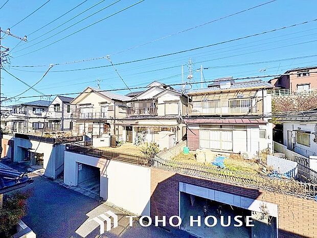 頬をなでる優しい風を感じることが出来るバルコニー。つい深呼吸をしたくなる気持ちの良い眺望です。