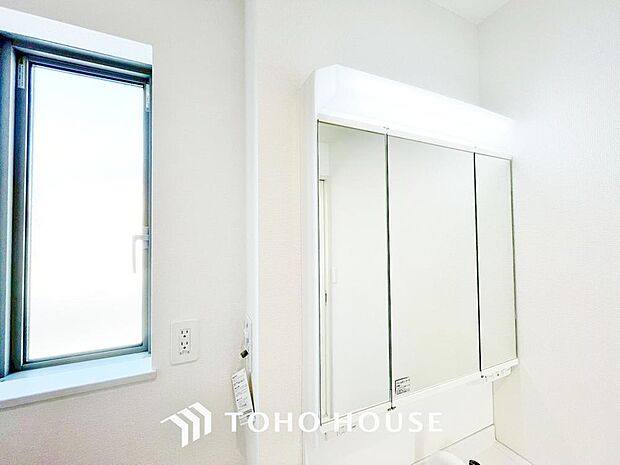 手で洗いたい大切な服など、広く使えると助かる洗面台は汚れの付きにくい形状と素材で造られております。