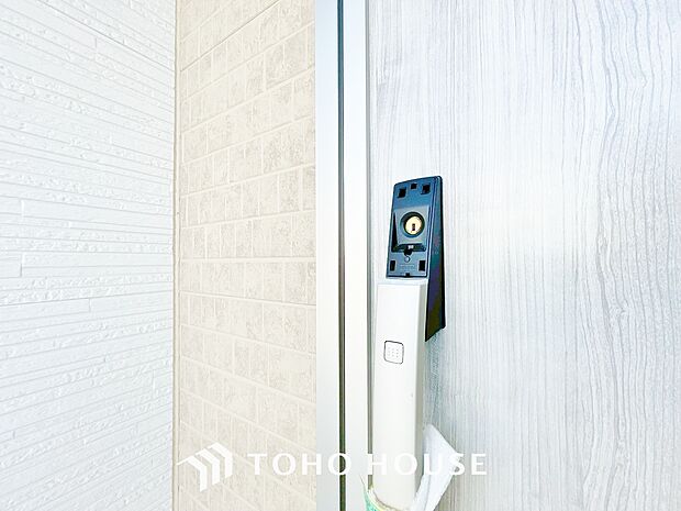 ダブルロックを採用した玄関ドア。鍵を増やすことで鍵開けに時間をかける事ができ防犯面で効果的です。