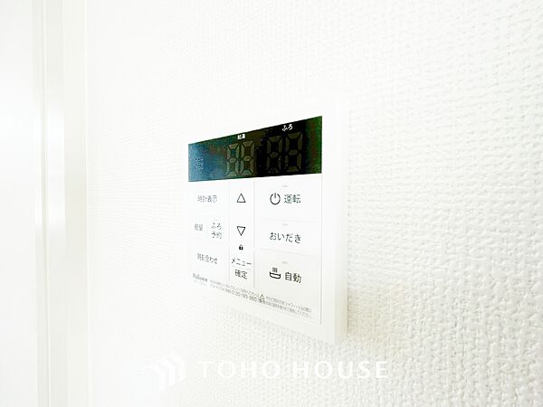 お風呂場と台所に操作リモコンが設置され、給湯リモコンは家事の最中でもボタン一つで簡単に沸かせます。