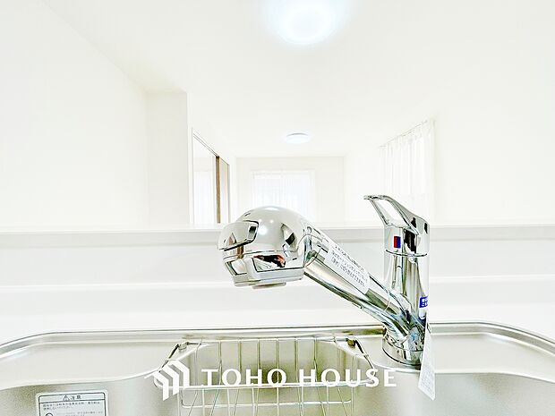 ワンタッチで浄水と原水と切り替えできる、見た目にもスマートな浄水器一体型の水栓。