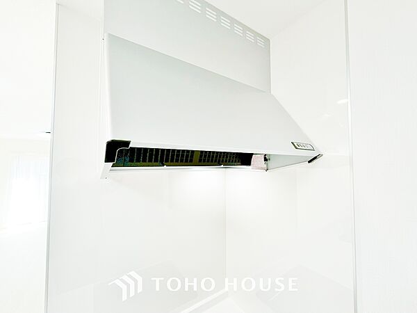 一般的に普及しているレンジフード。空気の吸い込み口が広いため、換気性能に安定感があります。