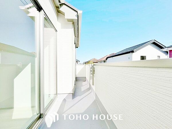 暖かい陽ざしが差込むバルコニーは、晴れた日には、洗濯物が良く乾きます。また、風通しも良好です。