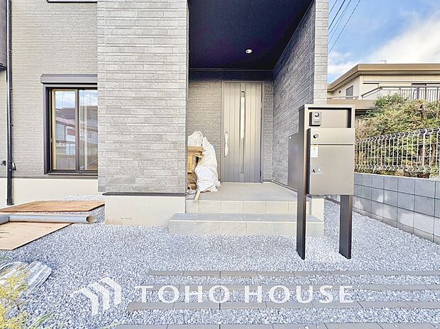 毎日みんなを見送り、そして迎え入れる場所だから。帰りたくなる家をテーマに設計した、自慢の玄関です。