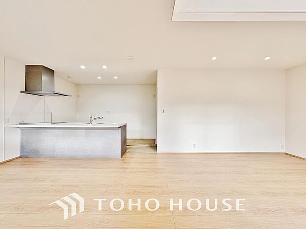 光が注がれる青い空から鮮やかに赤色にゆっくりと染まる。そんな優しい時間がここでは流れてゆく。