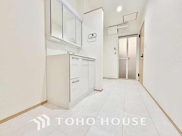 お家の中でも特にプライベートスペースとなる洗面所は、洗濯場所と浴室を同じ空間でまとめております。