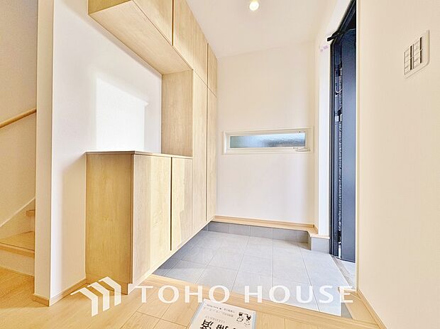 人を迎え入れる最初の場所だからこそ、清潔感がある空間にして頂ける様シューズボックスを設置しました。