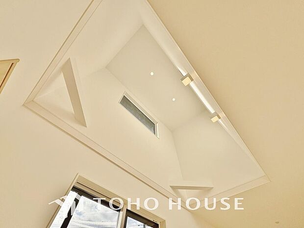 リビングには吹抜けを採用し、天井が高く見えます。視界が抜けて視覚的に広く開放感と明るさを感じます。