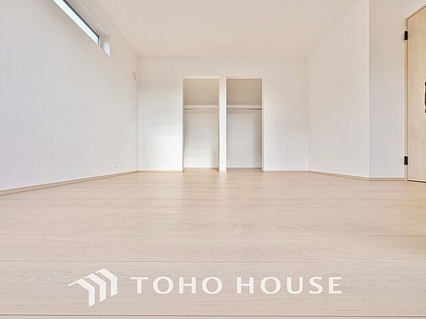 床をフローリングにすることで、お洒落かつ木目の温かみを感じる落ち着いた空間へと仕上げる事ができます。