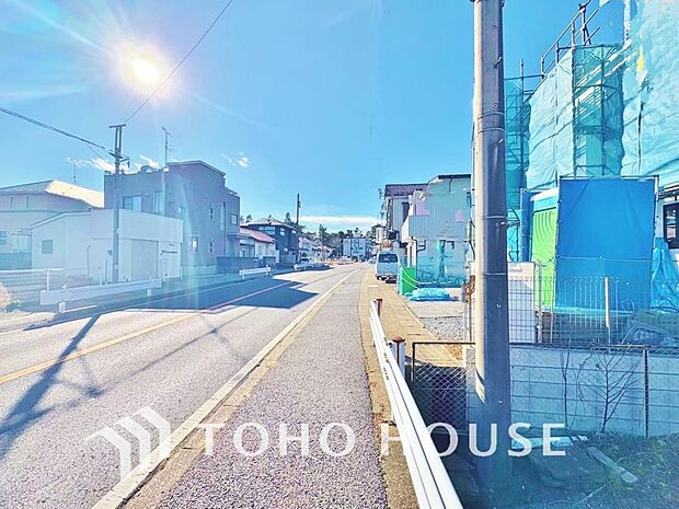 街並みの風景に包み込まれながら、瀟洒な印象も湛えて佇みます。