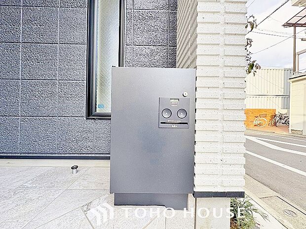 宅配ボックスは留守中でも宅配便の荷物が受け取れる為昼間の受け取りが困難な共働き世帯に需要が高い設備。