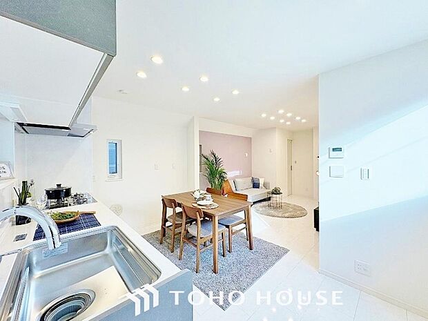 ここにはみんなが集い、食事と楽しい会話が始まる。そんな幸せを感じさせてくれる場所でありたい。