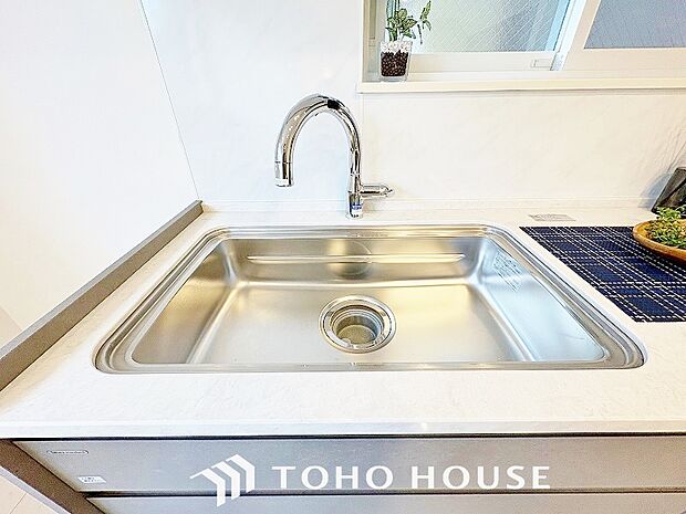 蛇口のハンドルやレバーに触れる必要がないため、水栓が汚れず、清潔に保つことができます。