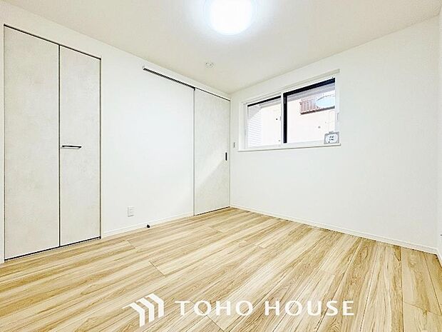 シンプルなお部屋は家具やファブリックが合わせやすいです。季節毎に模様替えをするのもいいですね。