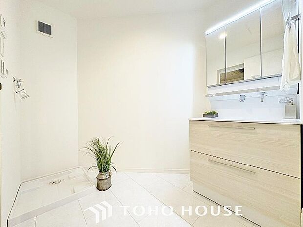 身だしなみのチェックがしやすい大きな鏡、下には収納がたっぷり。スッキリとした空間を演出いたします。