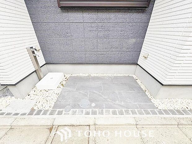 外回りのお掃除の際など、あると便利な外に立水栓がございます。