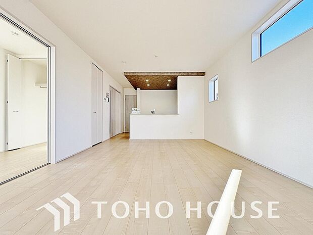 家族の暮らしに思いを馳せて、日常のワンシーンを表現したリビングダイニング。