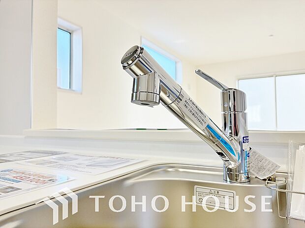 ワンタッチで浄水と原水と切り替えできる、見た目にもスマートな浄水器一体型の水栓。