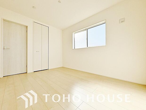 床とクロスの色をシンプルにし、疲れた日でも安らげる空間へ。帰宅する喜びのあるお部屋となるように。