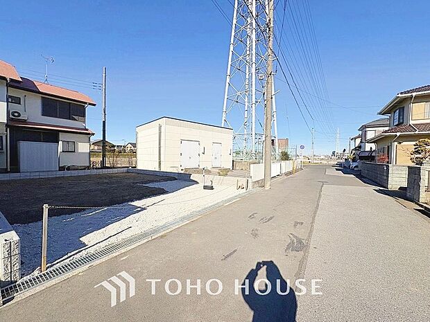 街並みの風景に包み込まれながら、瀟洒な印象も湛えて佇みます。