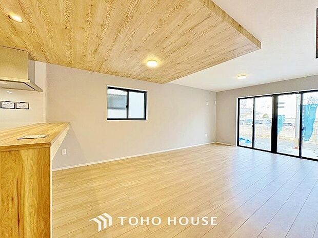 忙しい朝でも、しっかり家族が揃って食事をして頂けるゆとりある大きさのダイニングスペース。