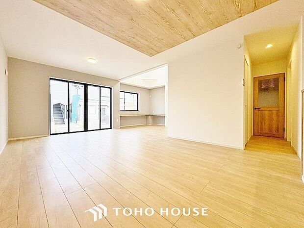 家族の暮らしに思いを馳せて、日常のワンシーンを表現したリビングダイニング。