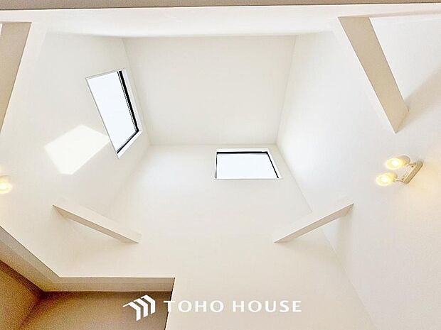 吹き抜けを採用した為、天井が高く見え、視界が抜けて視覚的に広く開放感を感じます。