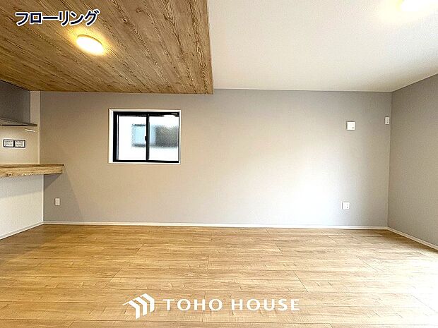 床をフローリングにすることで、お洒落かつ木目の温かみを感じる落ち着いた空間へと仕上げる事ができます。