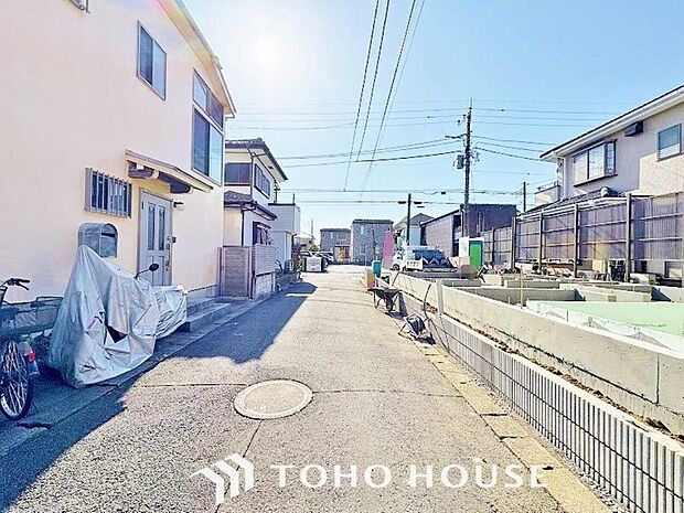 1日中自然光が差し込み明るい家。南面に最大限の開口をとり、爽やかな明るさが実現されております。