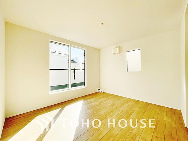 明るい色のフローリングと白いクロスが光を反射して更なる採光を生みます。