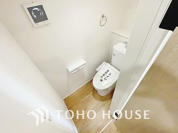 トイレには快適な温水洗浄便座付です。