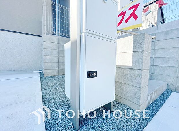 宅配ボックスは留守中でも宅配便の荷物が受け取れる為昼間の受け取りが困難な共働き世帯に需要が高い設備。