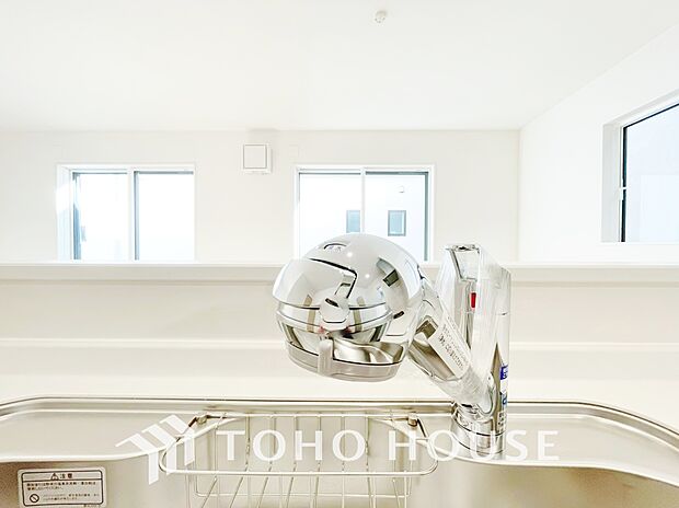 ワンタッチで浄水と原水と切り替えできる、見た目にもスマートな浄水器一体型の水栓。